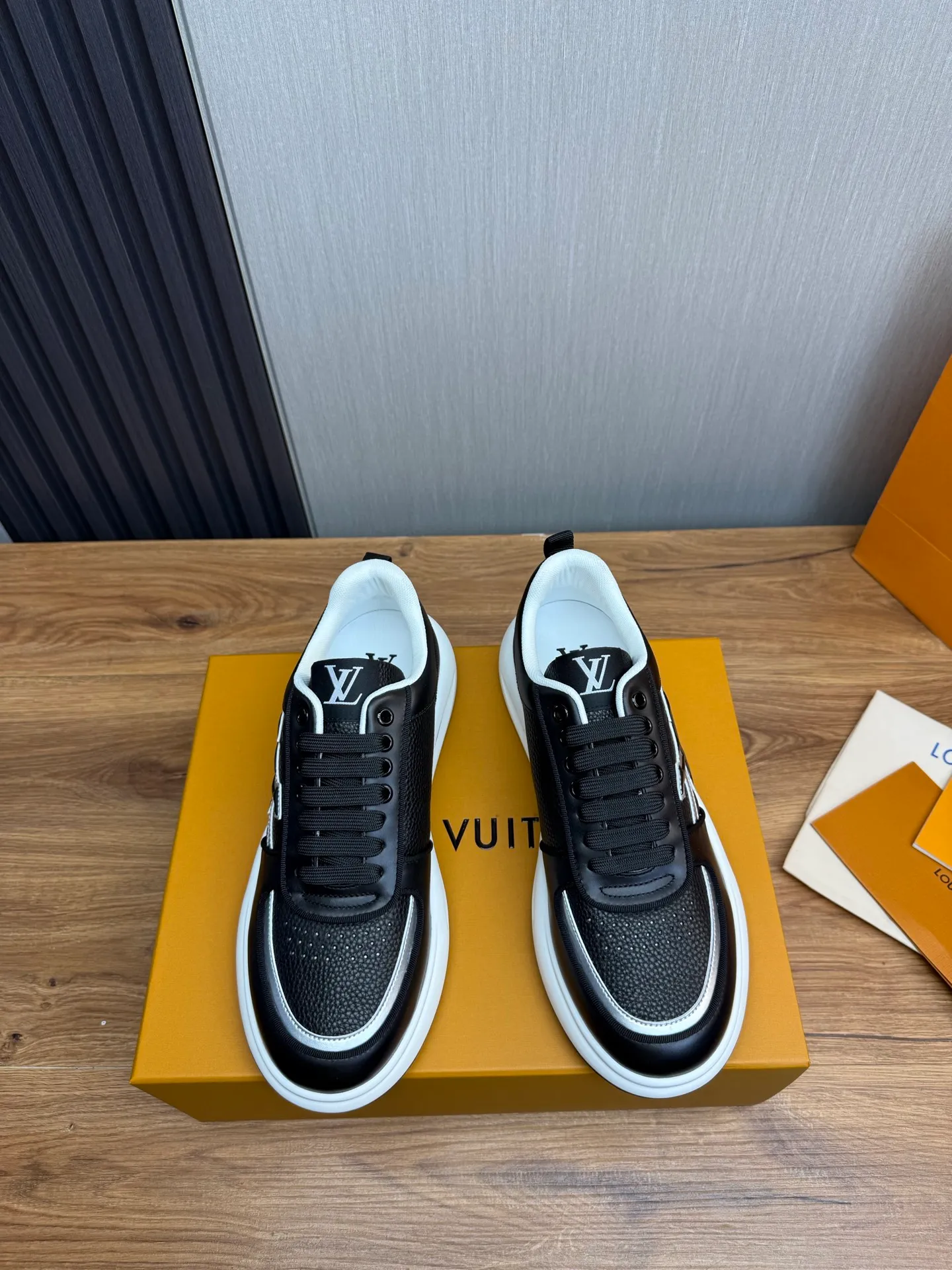 Men's shoes 💰820💰 Lv. Top purchasing agent 🇮🇹 Louis Vuitton, sports shoes counter synchronization, uppers imported from Italy, high-quality splicing and complex handicrafts, imported mesh pads are soft and comfortable, soles: original factory special soles, TPU exclusive movable molded soles super comfortable, original factory single goods, 🔍🔍high quality, you can enter and exit the counter at will, welcome to compare, code number 38-44 (Customized 38.45)